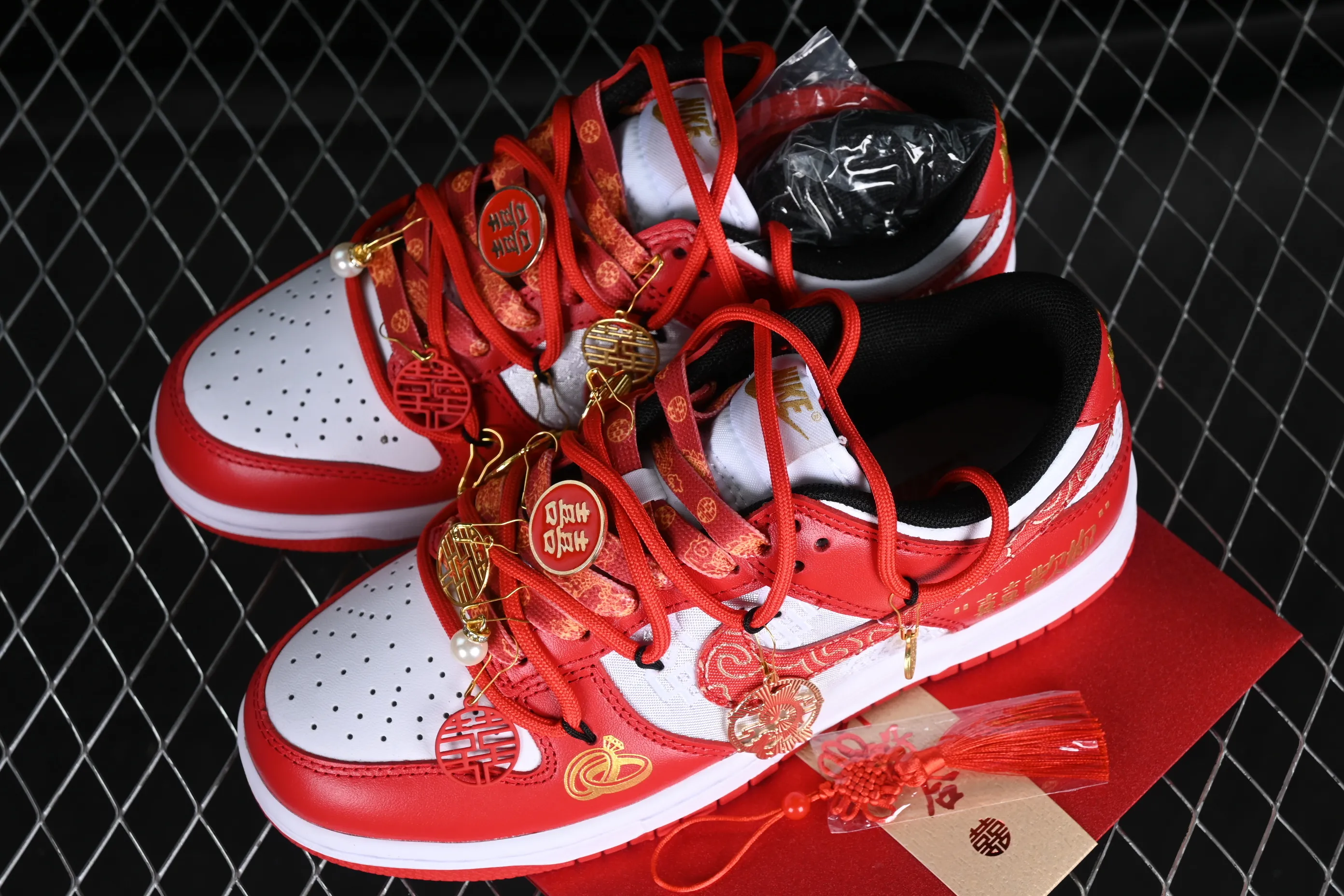 All Categories Nk SB Dunk Series Nk SB Dunk Low Low-top Sneakers Nk Dunk Low 囍爱你 Red Embroidery Dragon and Phoenix Present Happy Decoration SB Strap Low-top Casual Wedding Shoes FD9762-061